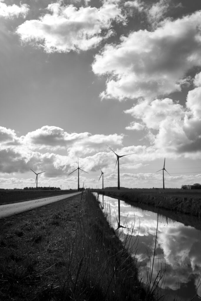Windräder am Kanal - schwarz weiß Foto